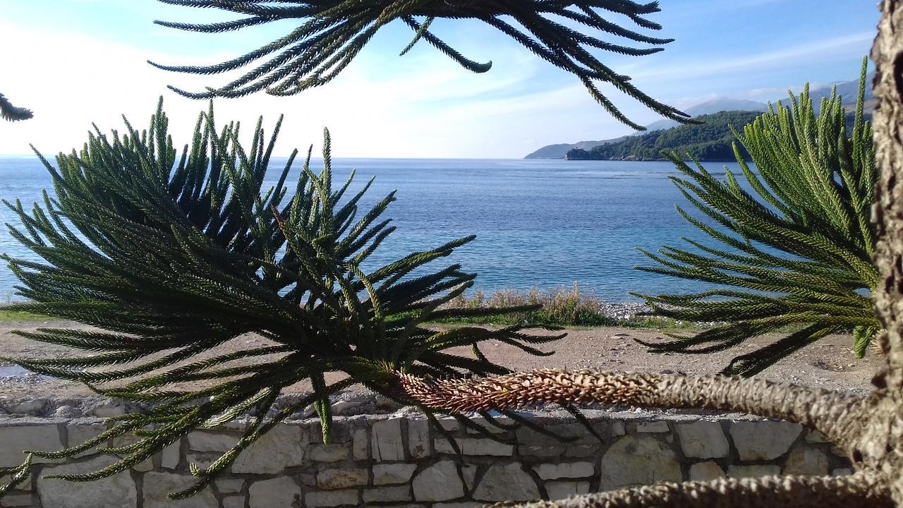 Castle Hotel Himare Exteriör bild
