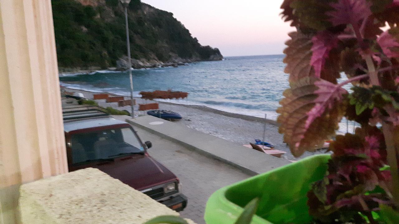 Castle Hotel Himare Exteriör bild